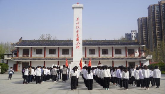 烈士纪念碑巍然耸立
