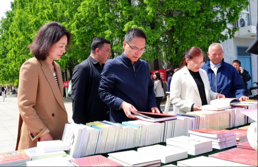 号召全校师生以读书铸牢理想之魂