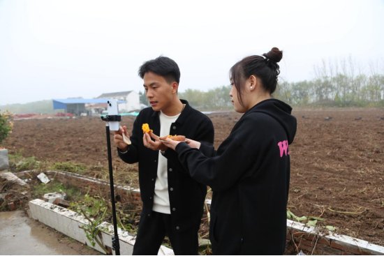 华体会平台官网帮助中心与黄寨镇政府签