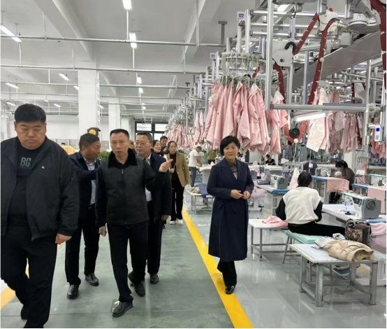 于爱霞一行重点走访了水星家纺及其相关