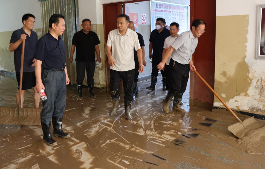 洪水倒灌而入